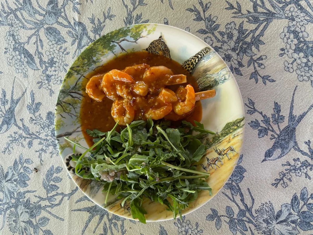 Crevetten-Spiessli mit Salat aus dem Restaurant Jambo